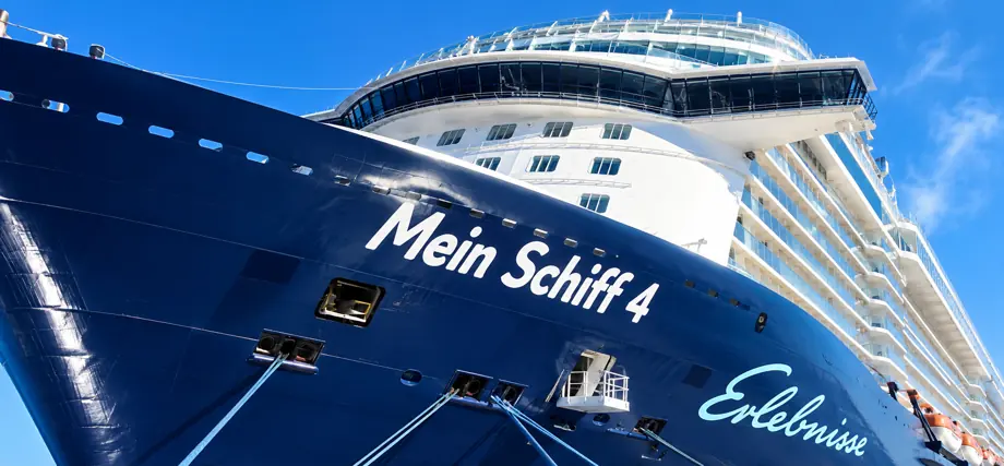Mein Schiff 4 – Blauer Bug und Schiffsname; KI-generierte Visualisierung